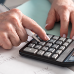 5 passos para você calcular suas telhas – calculadora de telhas Ao começar uma obra, frequentemente é necessário mexer no telhado do local, seja para fazer um novo ou reformar a estrutura existente. Para isso, porém, é preciso estimar corretamente a quantidade de materiais que serão utilizados. Para tal, a Tégula fornece gratuitamente a ferramenta Calculadora de Telhas. De maneira prática, esse recurso permite fazer essa […]